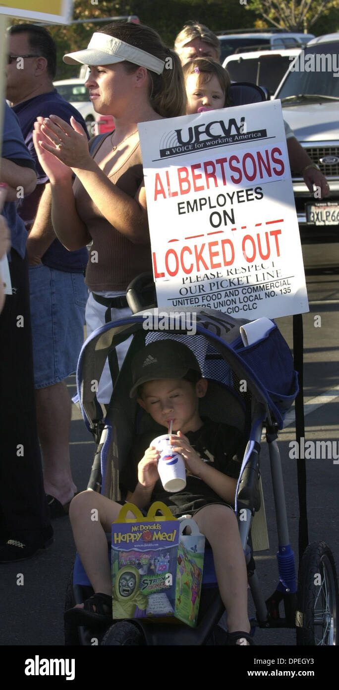 (published 10/17/2003, C-4:1,2,6,7) Cherice Fitzgerald claps at speeches during a rally outside of the Von's on Murphy Canyon Road Thursday afternoon. Behind her is daughter Aleaha, 1, and below is son Austin, 4. Fitzgerald is a grocery store worker, locked out of the Albertson's in La Mesa. Peggy Peattie photo Stock Photo