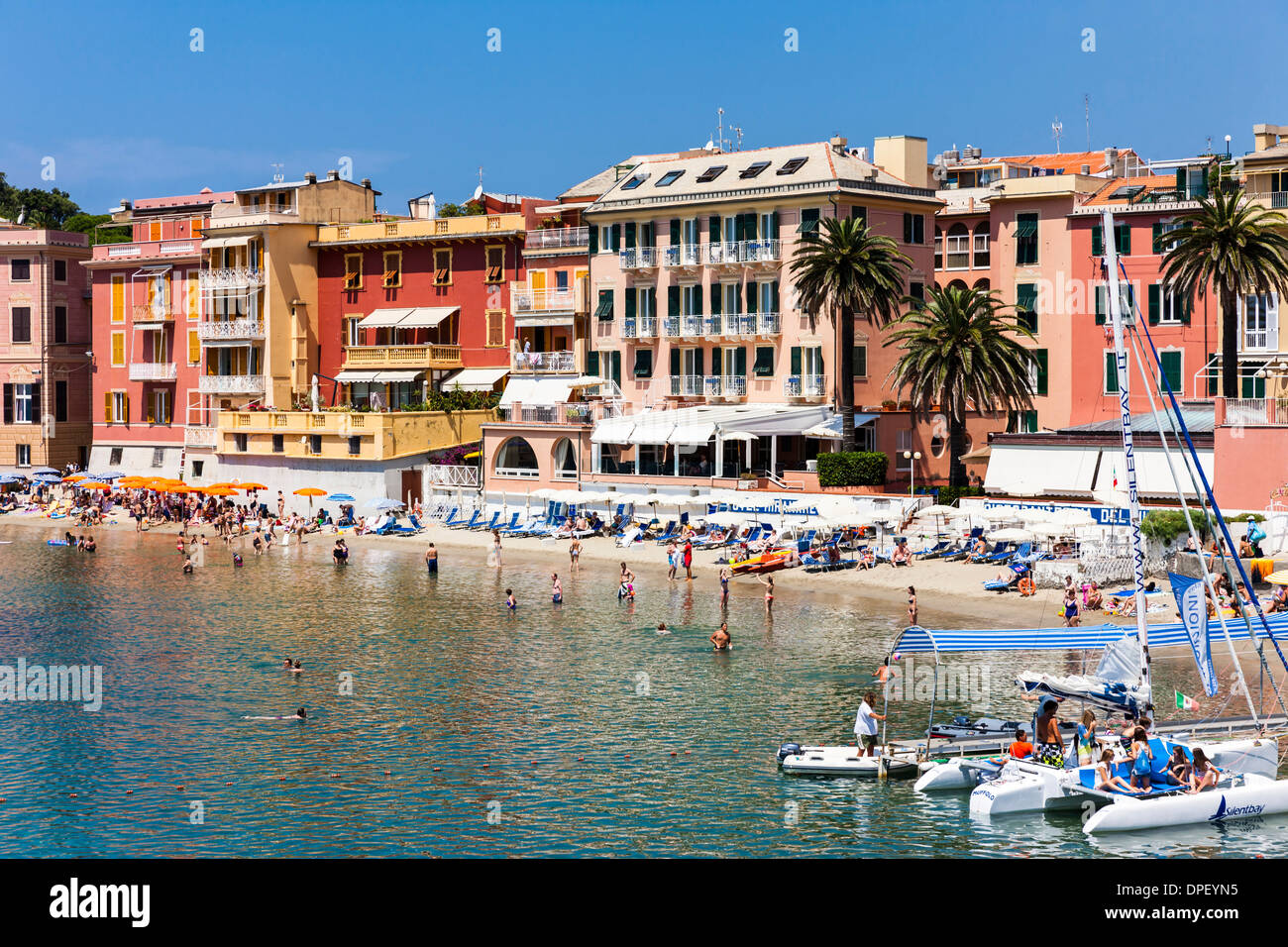 Baia del Silenzio beach, lido, Sestri Levante, Cinque Terre, Riviera di  Levante, Province of Genoa, Liguria, Italy Stock Photo - Alamy