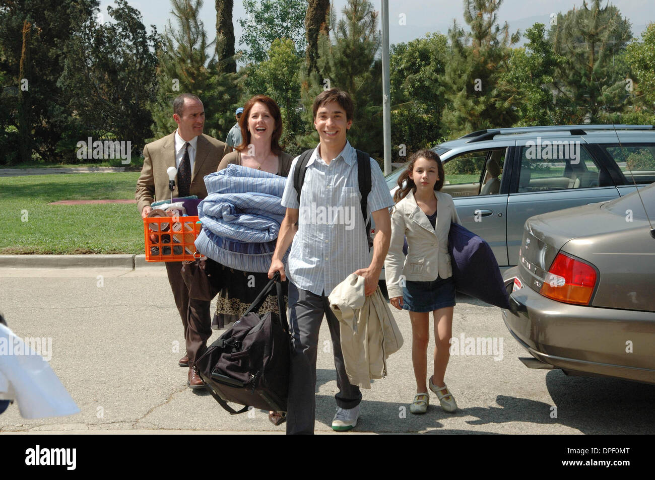 Jul. 06, 2006 - K49443ES.''ACCEPTED''.TV-FILM STILL. L to R) Jack Gaines  (MARK DERWIN), Ann Gaines (ANN CUSACK), son Bartleby (JUSTIN LONG) and  daughter Lizzie (HANNAH MARKS) cart Bartleby off to Ã'collegeÃ“ in