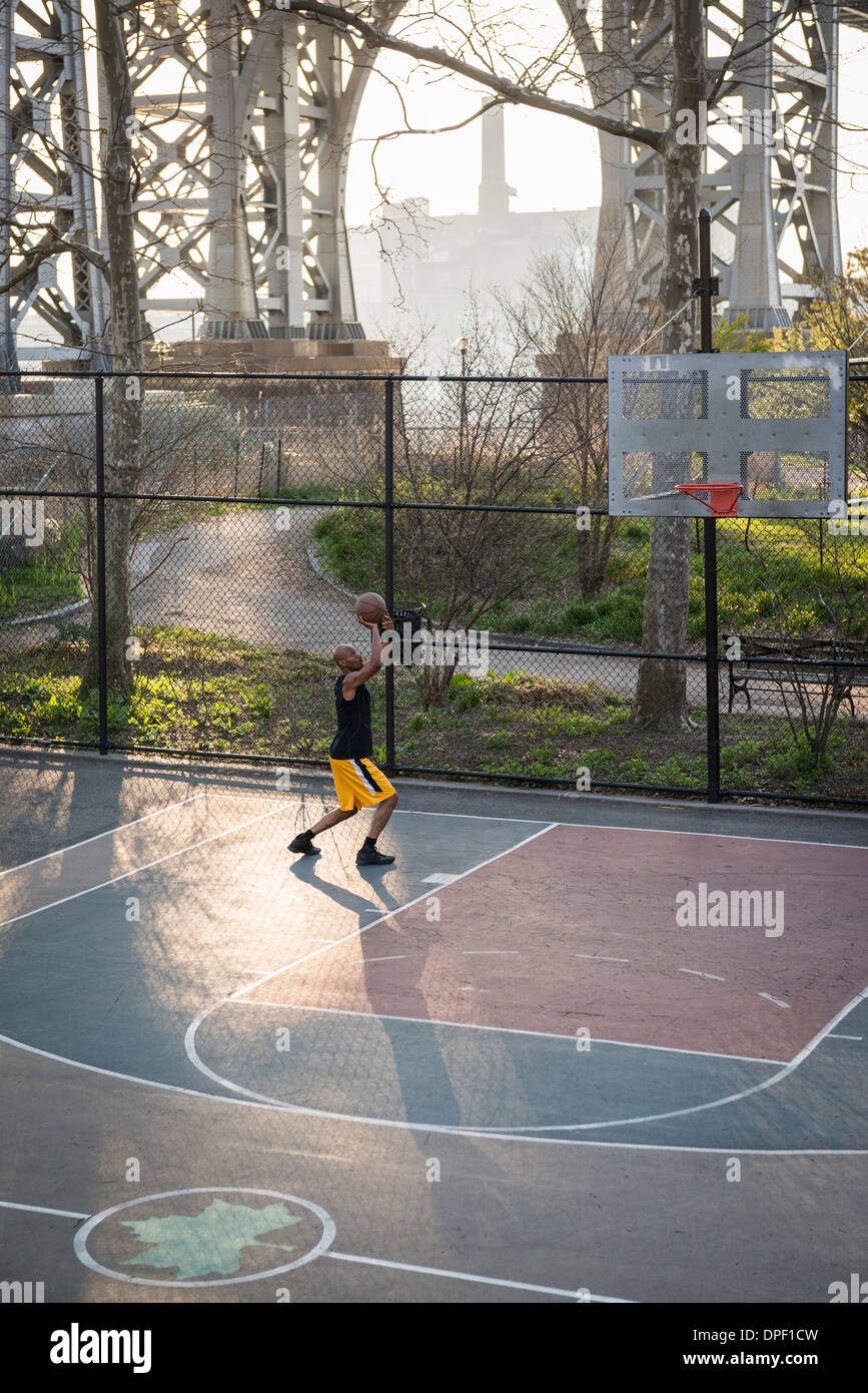 Basketball player shooting ball hi-res stock photography and images - Alamy