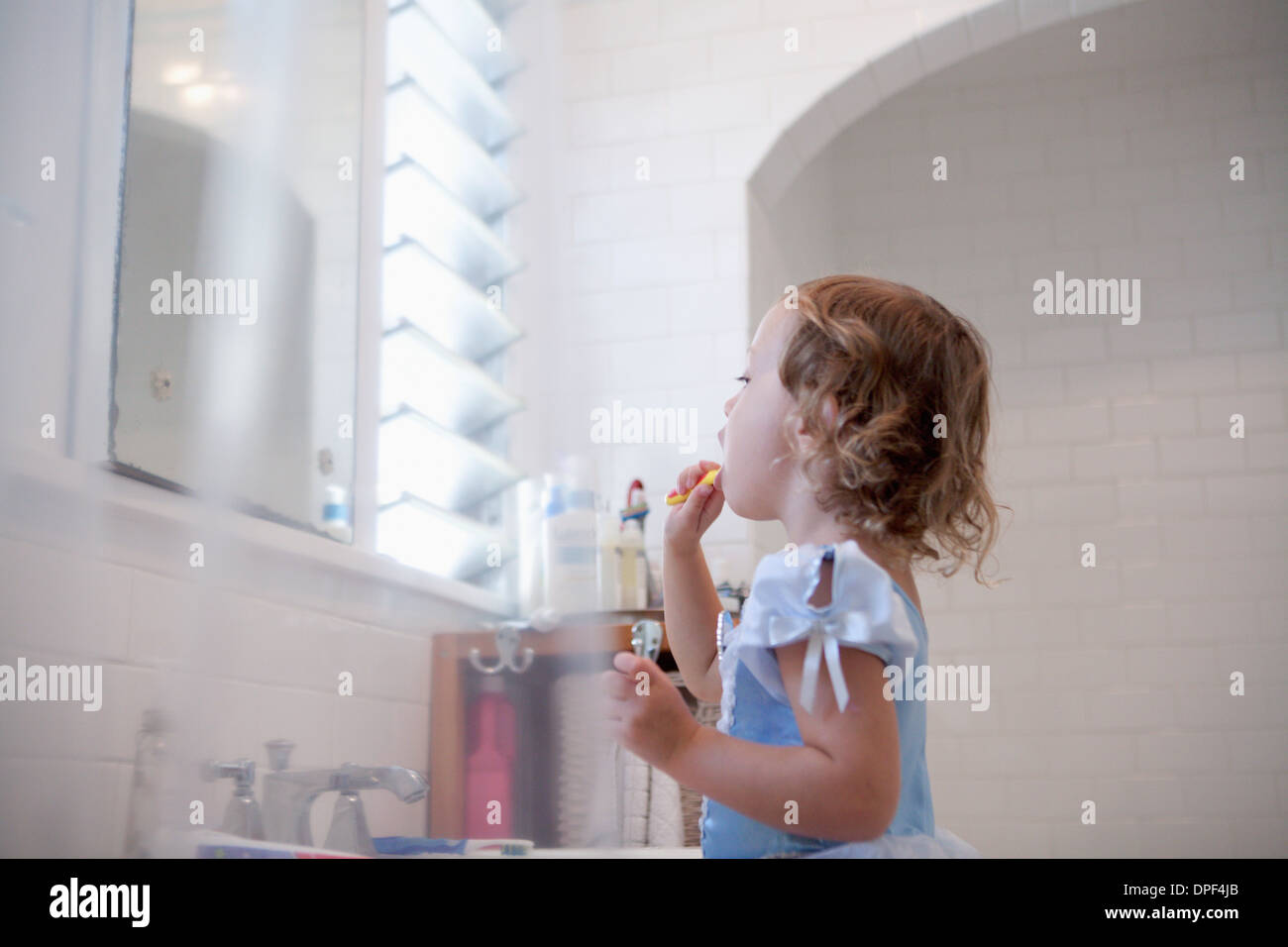 Children cleaning teeth hi-res stock photography and images - Alamy