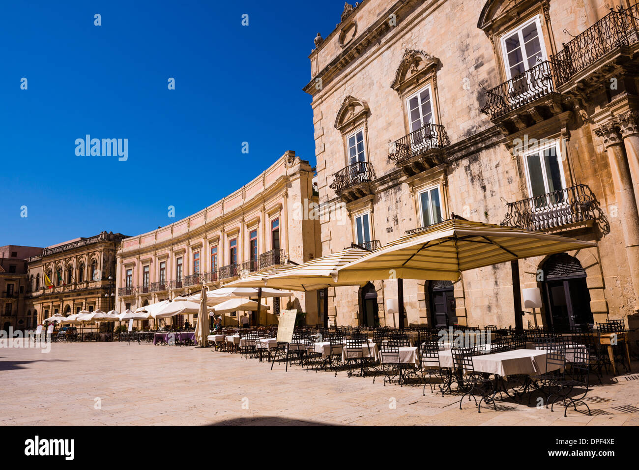 Cafes in Sicilian Baroque style buildings in Piazza Duomo, Ortigia, Syracuse (Siracusa), Sicily, Italy, Europe Stock Photo