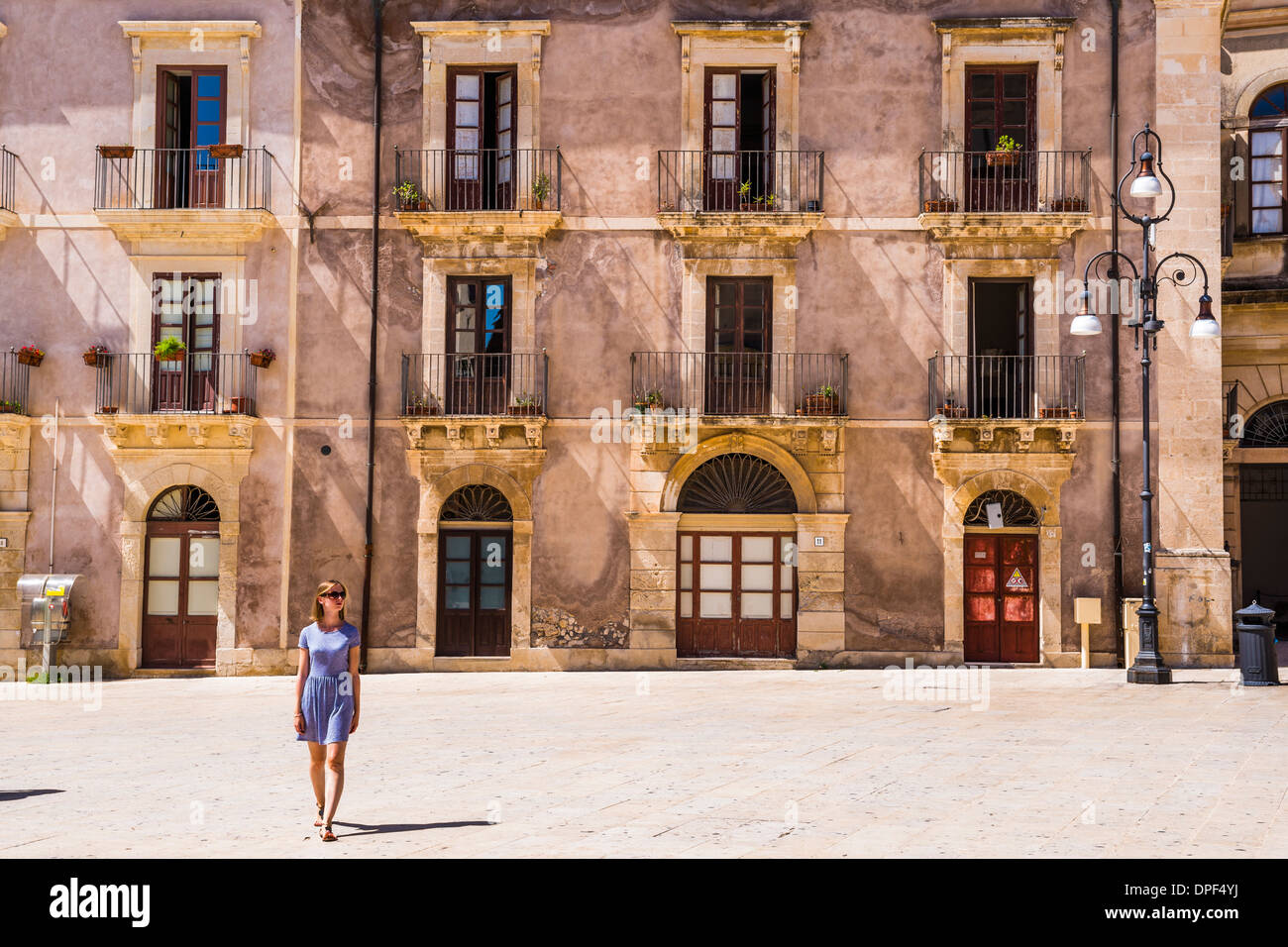 Woman on holiday, visiting Piazza Duomo in Ortigia (Ortygia), Syracuse (Siracusa), Sicily, Italy, Europe Stock Photo