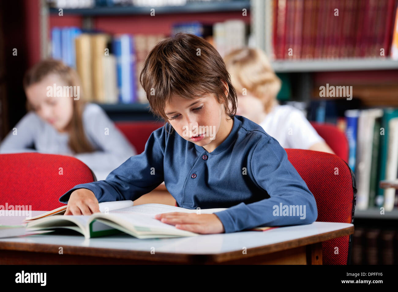 Читать ученик 11. Ученик с книгой. Чтение школьник. Школьник сидит за учебником. Маленький ученик.