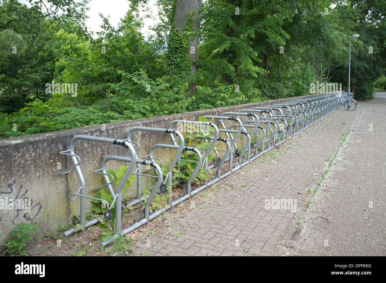 EMPTY CYCLE RACK AT A SCHOOL Stock Photo - Alamy