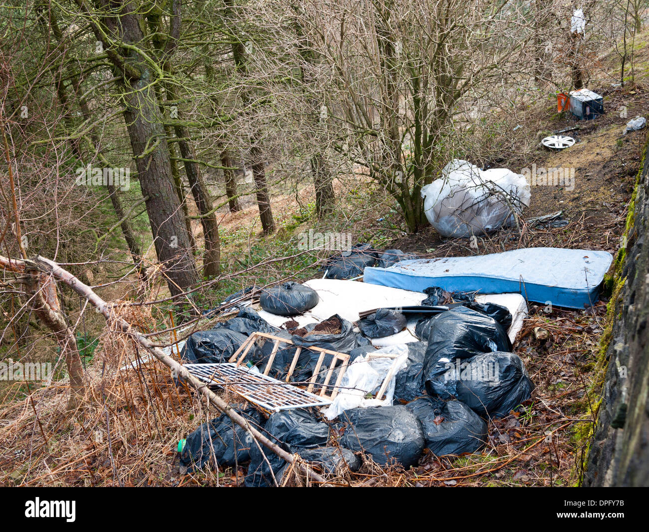 Rubbish in countryside hi-res stock photography and images - Alamy