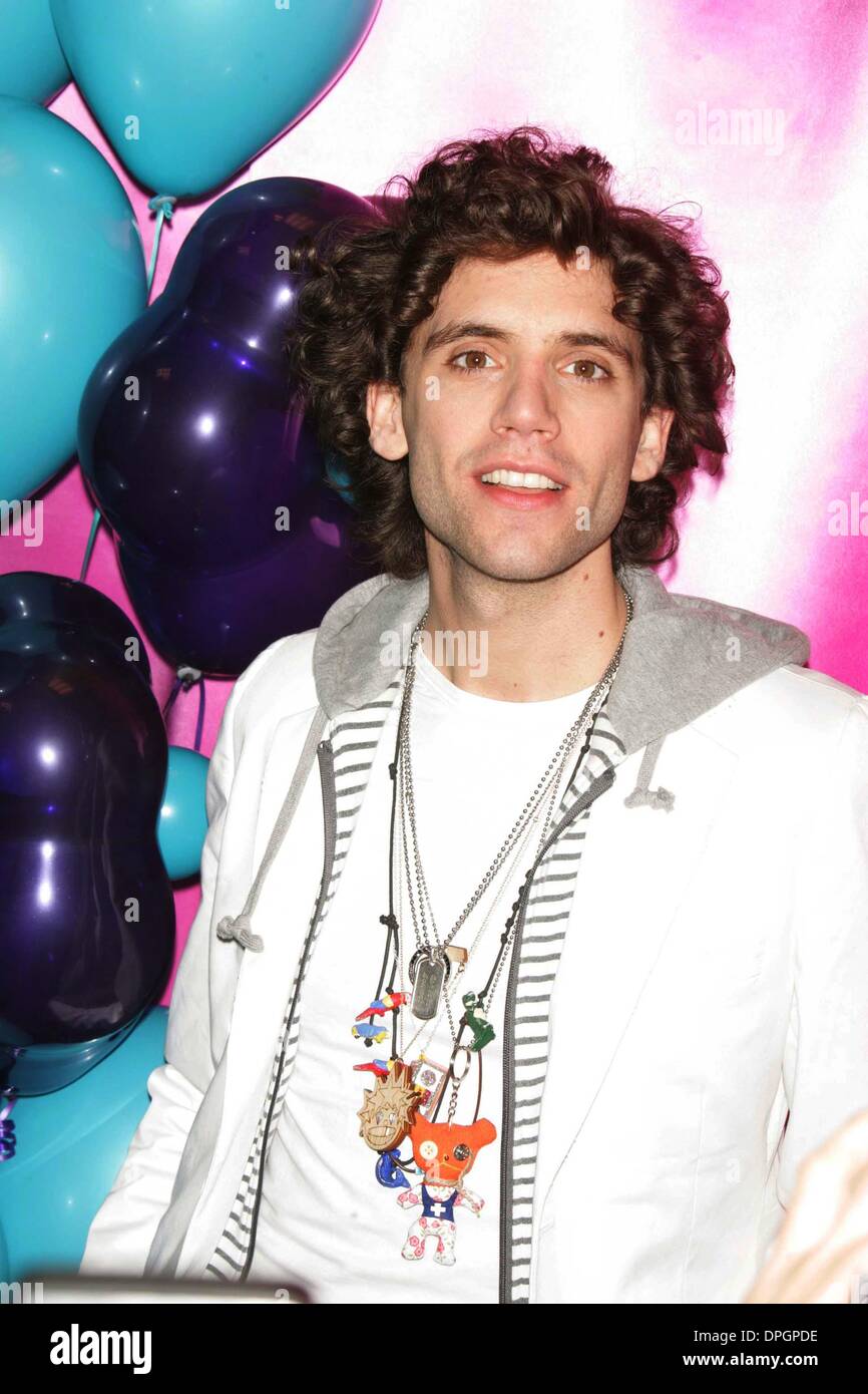 Mar. 29, 2006 - New York, New York, . - BRITISH POP MUSIC SENSATION, MIKA  PERFORMS SONGS FROM HIS NEW RELEASE,''LIFE IN CARTOON MOTION'' AT BORDERS  BOOKS AND MUSIC AFTER BEING INTRODUCED
