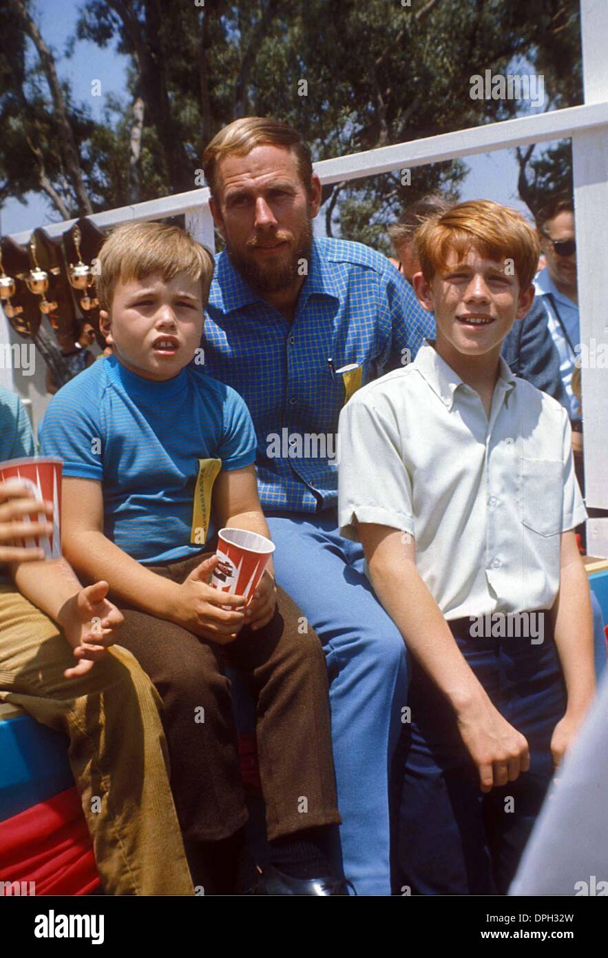 June 7, 2006 - Hollywood, California, U.S. - RON HOWARD WITH HIS FATHER RANCE HOWARD AND BROTHER CLINT HOWARD AT PATSY AWARDS 06-01-1968.# 5753.PHOT BY (Credit Image: © Phil Roach/Globe Photos/ZUMAPRESS.com) Stock Photo