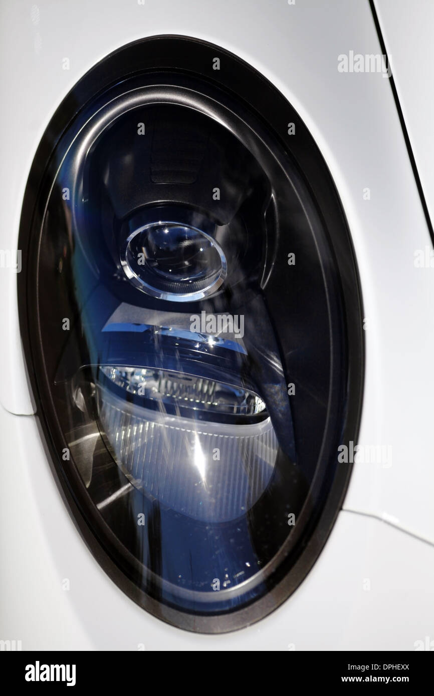 Car with one headlight on hires stock photography and images Alamy