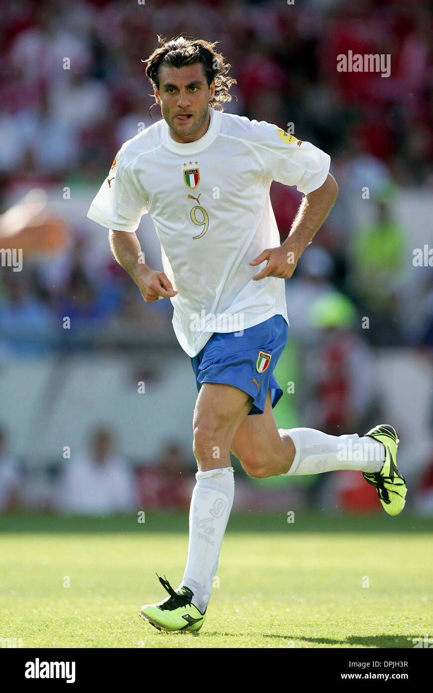 CHRISTIAN VIERI.ITALY & FC INTERNAZIONALE.ITALY V DENMARK EURO 2004.D.  AFONSO HENRIQUES STADIUM, GUIMARAES,  PORTUGAL.16/06/2004.DIF23899.K47872.WORLD CUP PREVIEW 2006 Stock Photo -  Alamy