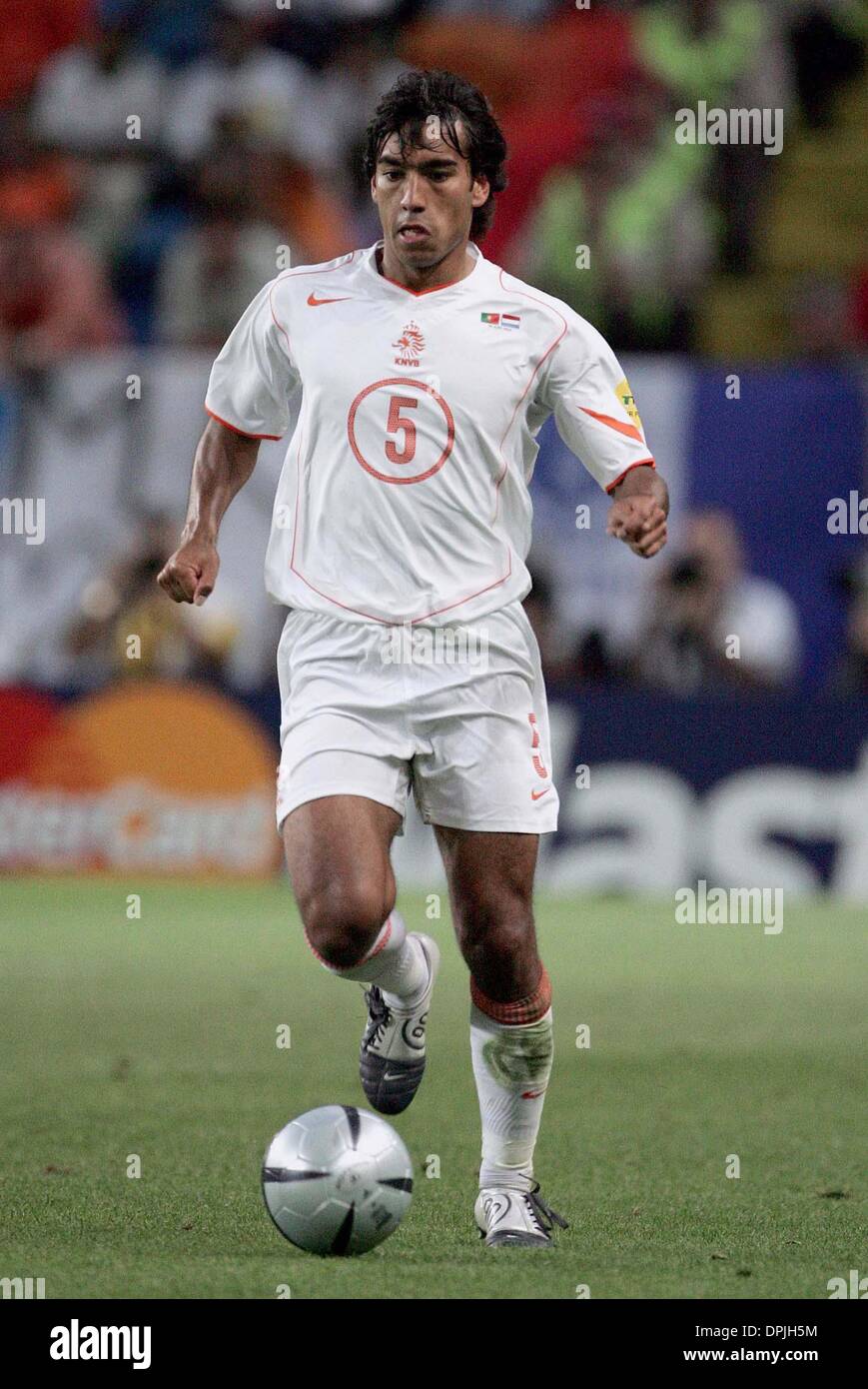 GIOVANNI VAN BRONCKHORST.HOLLAND & FC BARCELONA.PORTUGAL V HOLLAND.JOSE AVALADE STAIUM,LISBON,PORTUGAL.30/06/2004.DIG25891.K47872.WORLD CUP PREVIEW 2006 Stock Photo