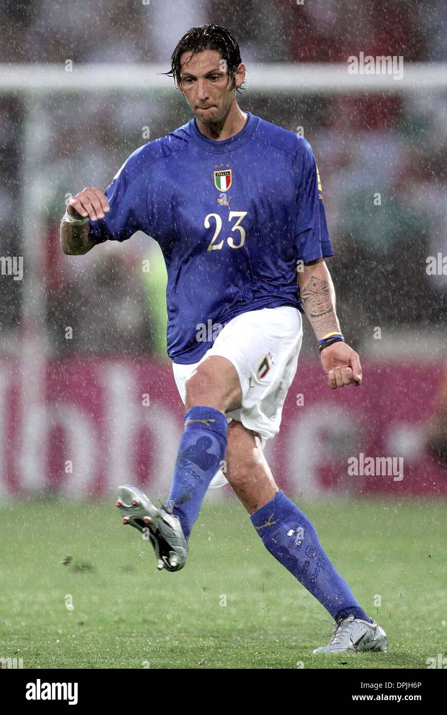 MARCO MATERAZZI.ITALY & INTER MILAN.ITALY V BULGARIA EURO 2004.D. AFONSO HENRIQUES STADIUM, GUIMARAES, PORTUGAL.22/06/2004.DIG24946.K47872.WORLD CUP PREVIEW 2006 Stock Photo