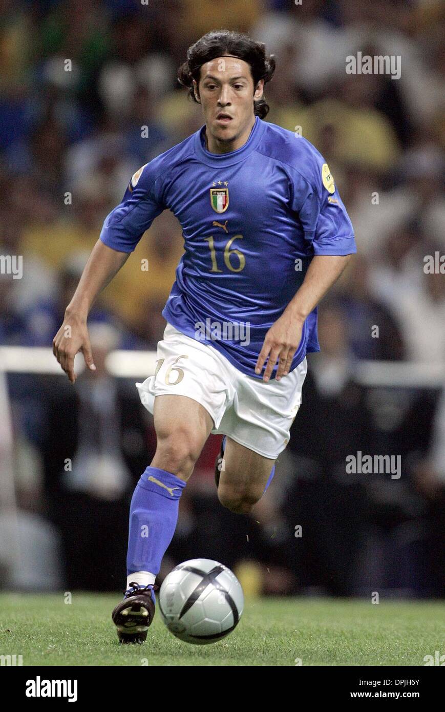 MAURO CAMORANESI.ITALY & JUVENTUS FC.ITALY V SWEDEN EURO 2004.DRAGAO STADIUM, PORTO, PORTUGAL.18/06/2004.DIG24404.K47872.WORLD CUP PREVIEW 2006 Stock Photo