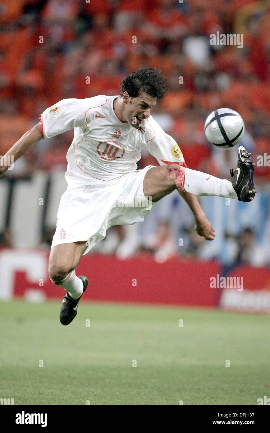 RUUD VAN NISTELROOY.HOLLAND & MANCHESTER UNITED FC.PORTUGAL V HOLLAND.JOSE AVALADE STAIUM,LISBON,PORTUGAL.30/06/2004.DIG25870.K47872.WORLD CUP PREVIEW 2006 Stock Photo