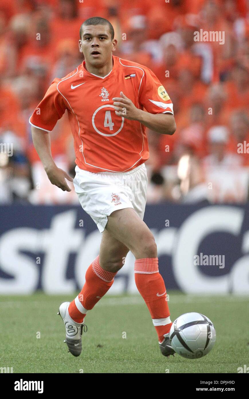 WILFRED BOUMA.HOLLAND & PSV EINDHOVEN.GERMANY V HOLLAND EURO 2004.DRAGAO STADIUM, PORTO, PORTUGAL.15/06/2004.DIF23905.K47872.WORLD CUP PREVIEW 2006 Stock Photo