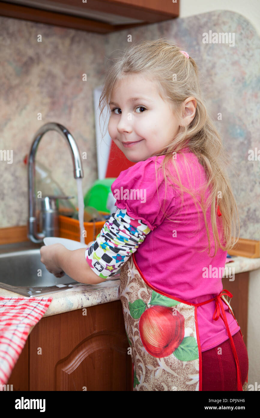 Little girl in the kitchen washing dishes Stock Photo - Alamy