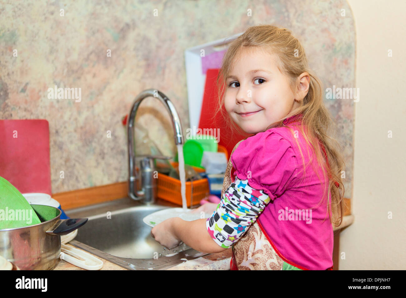 Дочь моет посуду