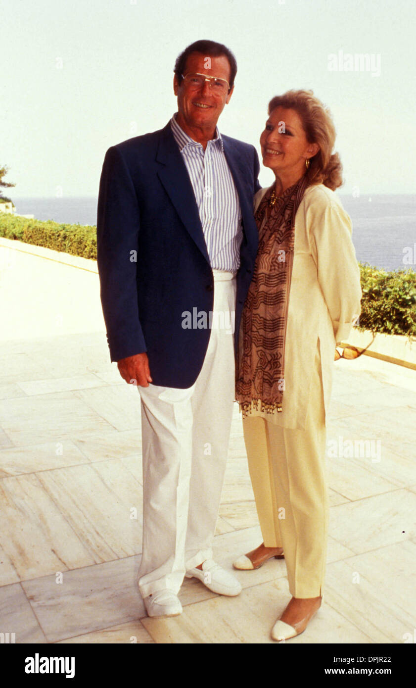 Apr. 6, 2006 - L5941.ROGER MOORE AND WIFE LUISA IN ATHENS1993. P. ANASTASSELIS-IMAPRESS-  PHOTOS(Credit Image: © Globe Photos/ZUMAPRESS.com) Stock Photo