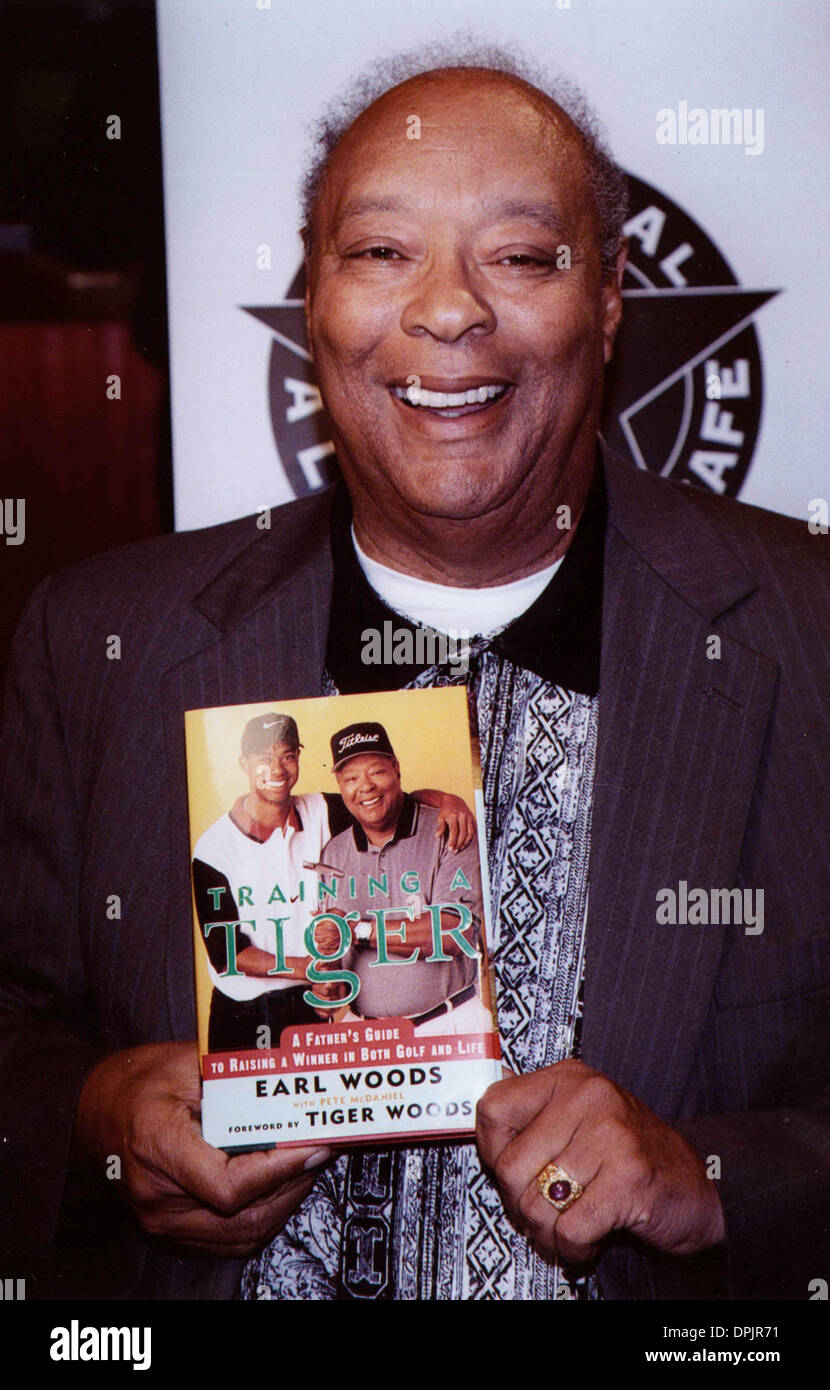 May 3, 2006 - K8614AK.EARL WOODS AT THE ALL STAR CAFE 05-01-1997 TO PROMOTE HIS BOOK ''TRAINING A TIGER''  ANDERS KRUSBERG-(Credit Image: © Globe Photos/ZUMAPRESS.com) Stock Photo