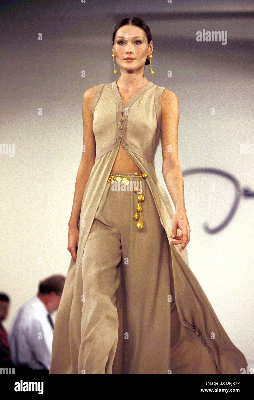 May 11, 2006 - L6861St.Oscar de la Renta Fashion Show.Spring '94.CARLA BRUNI. Stephen Trupp /    1993(Credit Image: © Globe Photos/ZUMAPRESS.com) Stock Photo