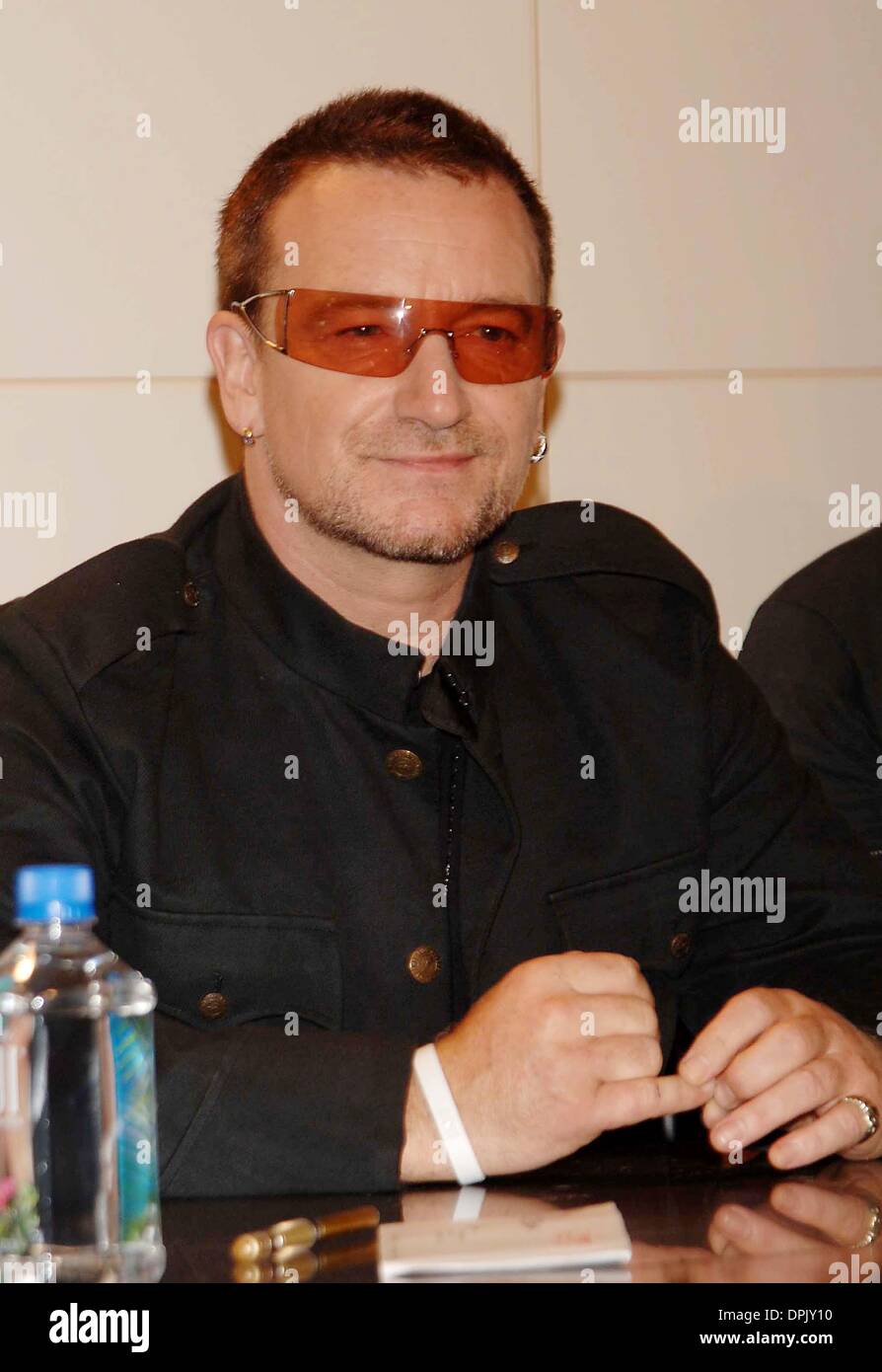 Sept. 26, 2006 - New York, New York, USA - The band U2 appears at the Barnes & Noble book store in Union Square in Manhattan  to promote their new book on U2 on September 26, 2006.. Andrea Renault     K49998AR.BONO(Credit Image: © Globe Photos/ZUMAPRESS.com) Stock Photo