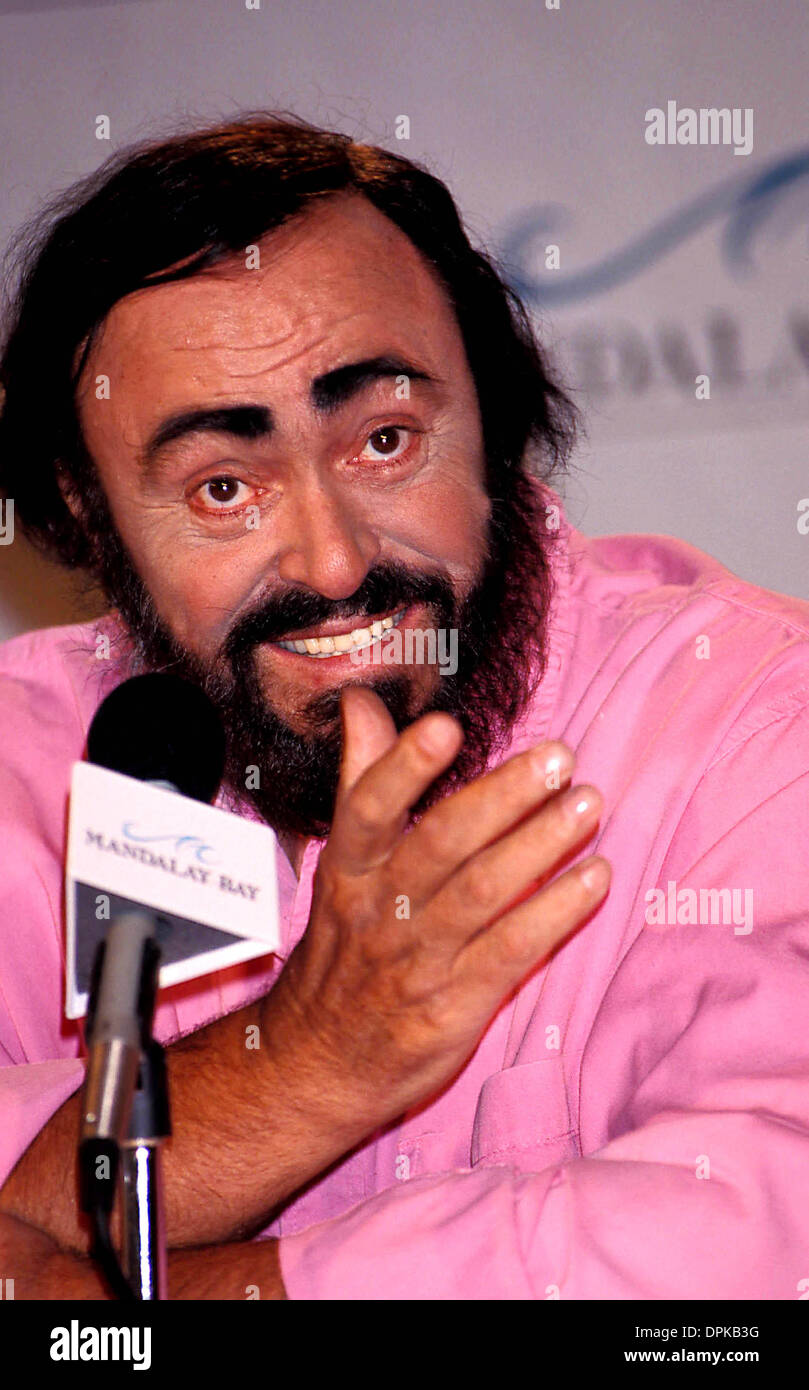 Aug. 17, 2006 - K14201AR.Pavarotti Press Conference in New York City to announce Las Vegas Concert at Mandalay Bay Resorts..Luciano Pavarotti . Andrea Renault -    1998.LUCIANOPAVAROTTIRETRO(Credit Image: © Globe Photos/ZUMAPRESS.com) Stock Photo