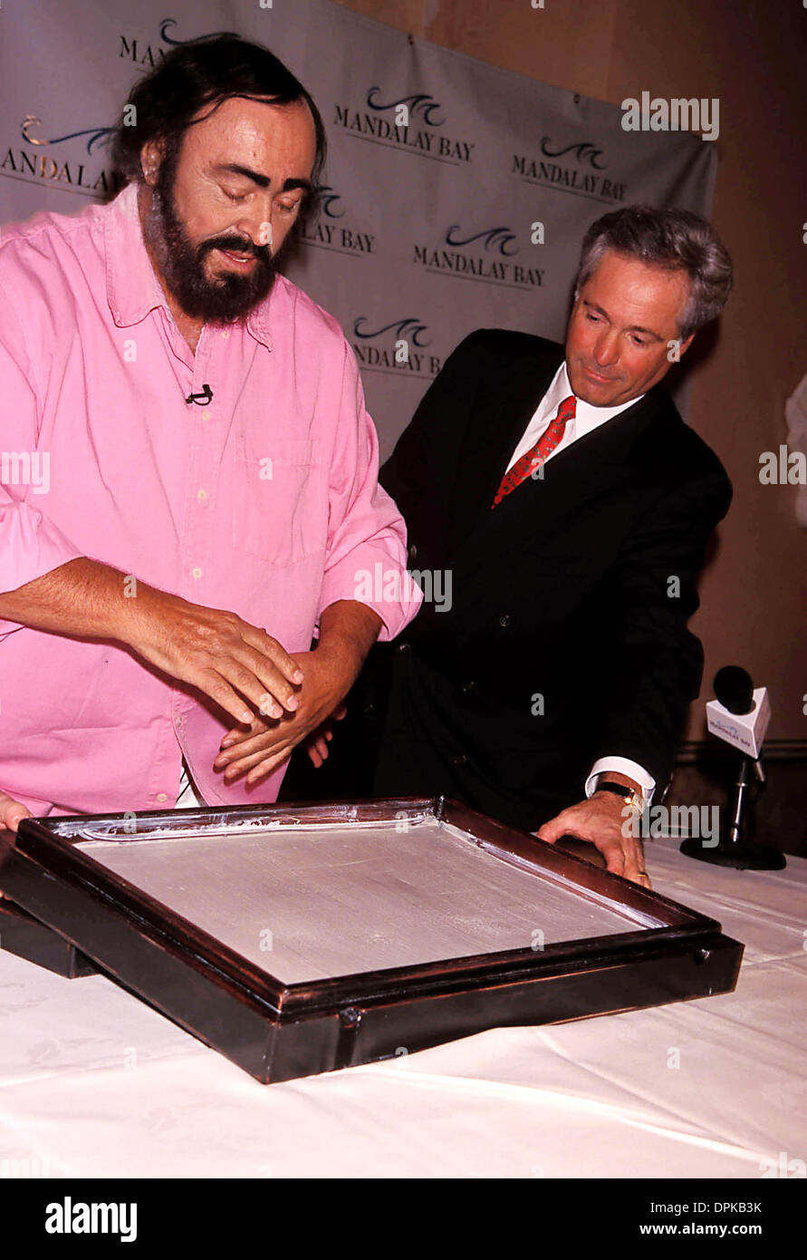 Aug. 17, 2006 - K14201AR.Pavarotti Press Conference in New York City to announce Las Vegas Concert at Mandalay Bay Resorts..Luciano Pavarotti . Andrea Renault -    1998.LUCIANOPAVAROTTIRETRO(Credit Image: © Globe Photos/ZUMAPRESS.com) Stock Photo