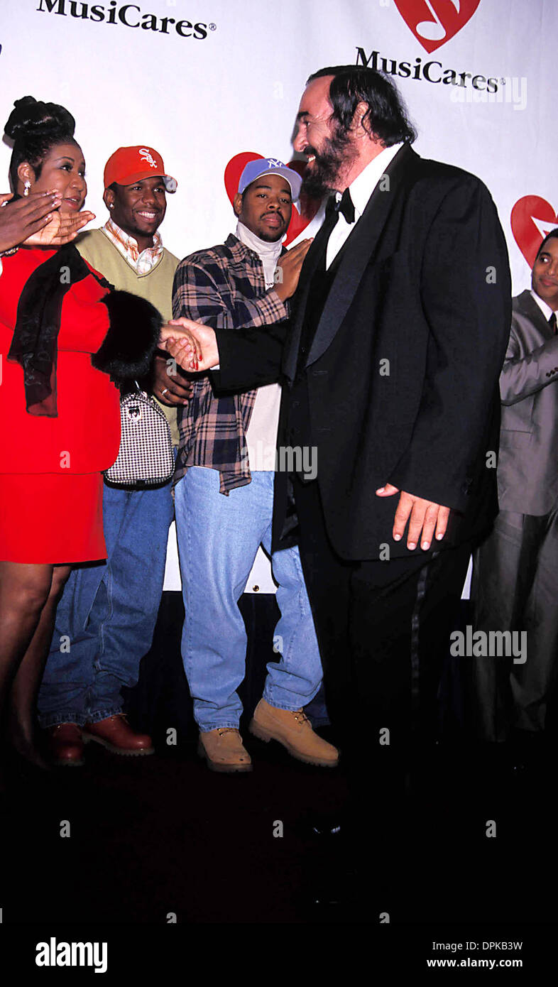 Aug. 17, 2006 - K11439Ar.The Musicares Tribute dinner to Honor Pavarotti..Luciano Pavarotti and Aretha Franklin. Andrea Renault -    1998.LUCIANOPAVAROTTIRETRO(Credit Image: © Globe Photos/ZUMAPRESS.com) Stock Photo