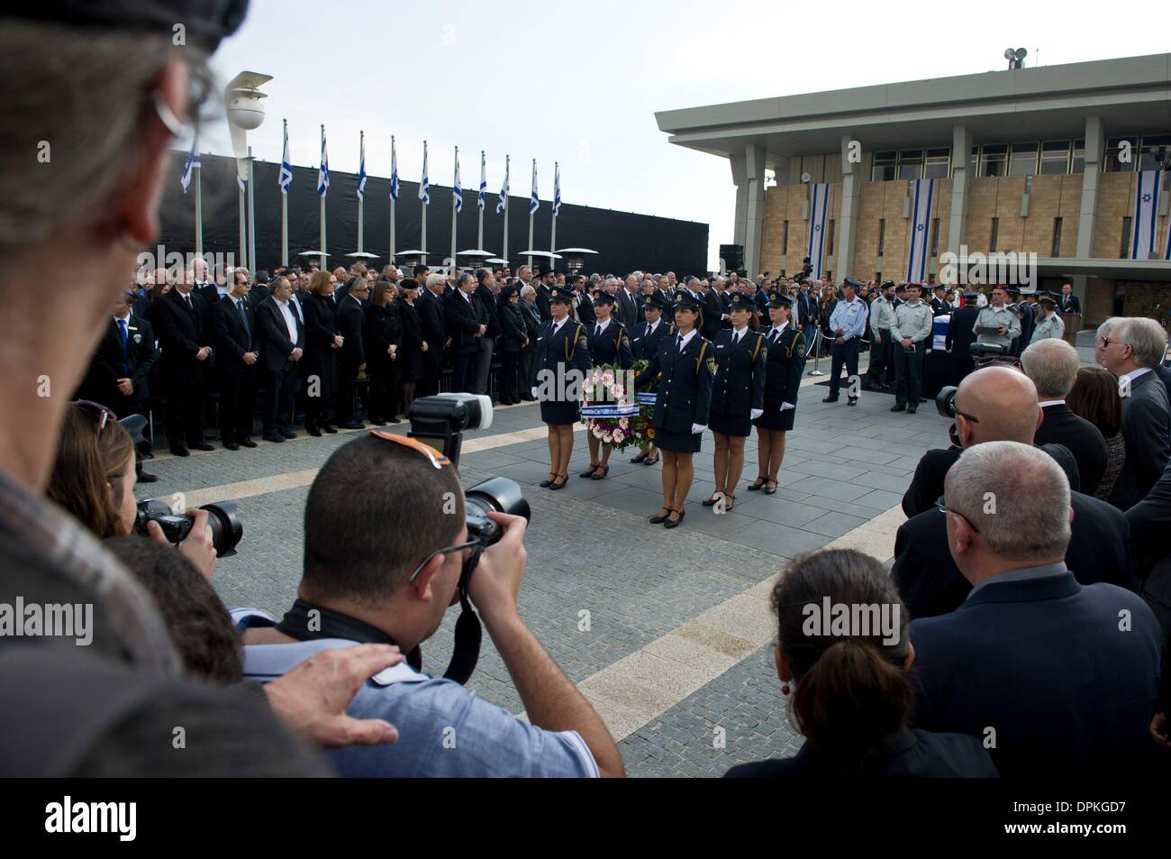 Jerusalem, Israel. 13th Jan, 2014. Women in uniform carry funeral wreaths as they march in front of the coffin of former Israeli Prime Minister Ariel Sharon, during the state funeral in Jerusalem, Israel, 13 January 2014. Photo: Daniel Naupold/dpa/Alamy Live News Stock Photo
