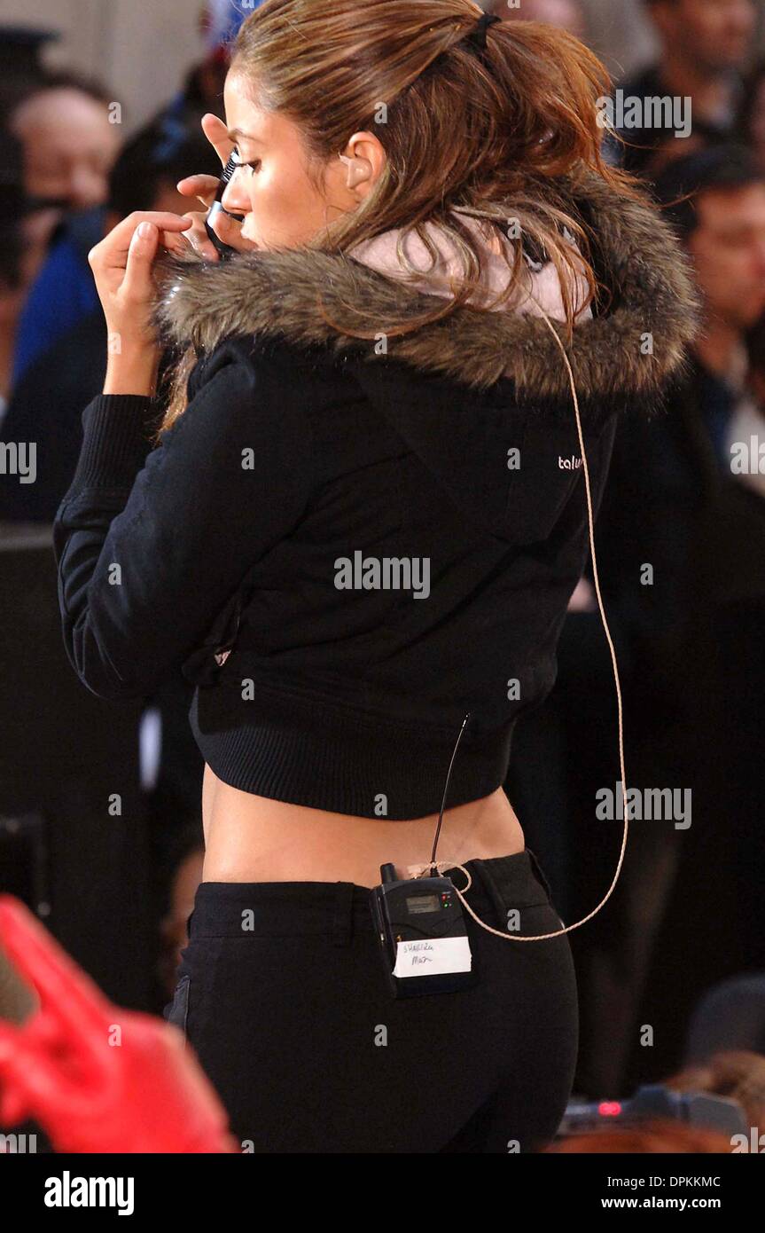 Apr. 28, 2006 - K47663AR.SHAKIRA PERFORMING AT NBC'S TODAY SHOW IN