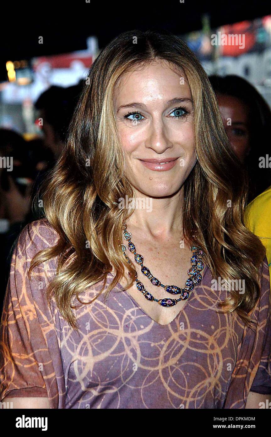 June 8, 2006 - K48239AR.CELEBRITIES TO INTRODUCE NATIONAL CHARITY INITIATIVE FOR UNICEF AND THE TISCH FILM SCHOOL AT NYU THROUGH THE SALE OF THE LOVE JEWELRY LINE BY CARTIER WAS HELD AT THE NASDAQ HEADQUARTERS, NEW YOKR CITY.06-08-2006. ANDREA RENAULT-   2006.SARAH JESSICA PARKER(Credit Image: © Globe Photos/ZUMAPRESS.com) Stock Photo