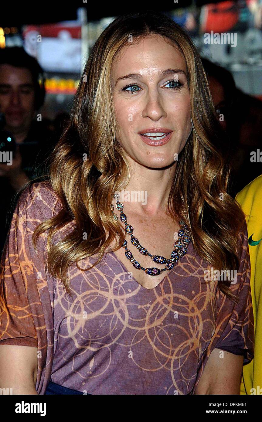 June 8, 2006 - K48239AR.CELEBRITIES TO INTRODUCE NATIONAL CHARITY INITIATIVE FOR UNICEF AND THE TISCH FILM SCHOOL AT NYU THROUGH THE SALE OF THE LOVE JEWELRY LINE BY CARTIER WAS HELD AT THE NASDAQ HEADQUARTERS, NEW YOKR CITY.06-08-2006. ANDREA RENAULT-   2006.SARAH JESSICA PARKER(Credit Image: © Globe Photos/ZUMAPRESS.com) Stock Photo