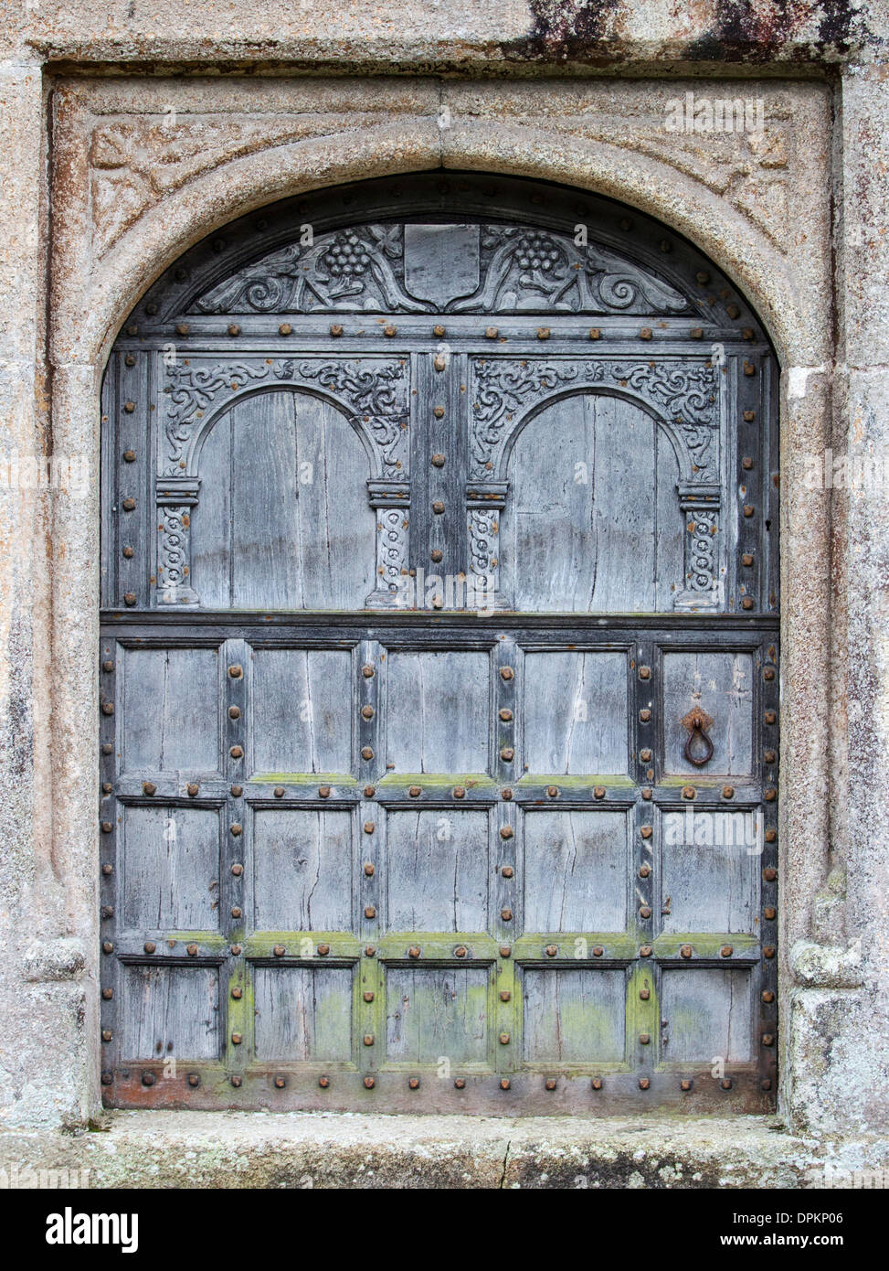 Close up of old medieval wooden door enforced with metal bolts and enclosed  in stone frame Stock Photo - Alamy