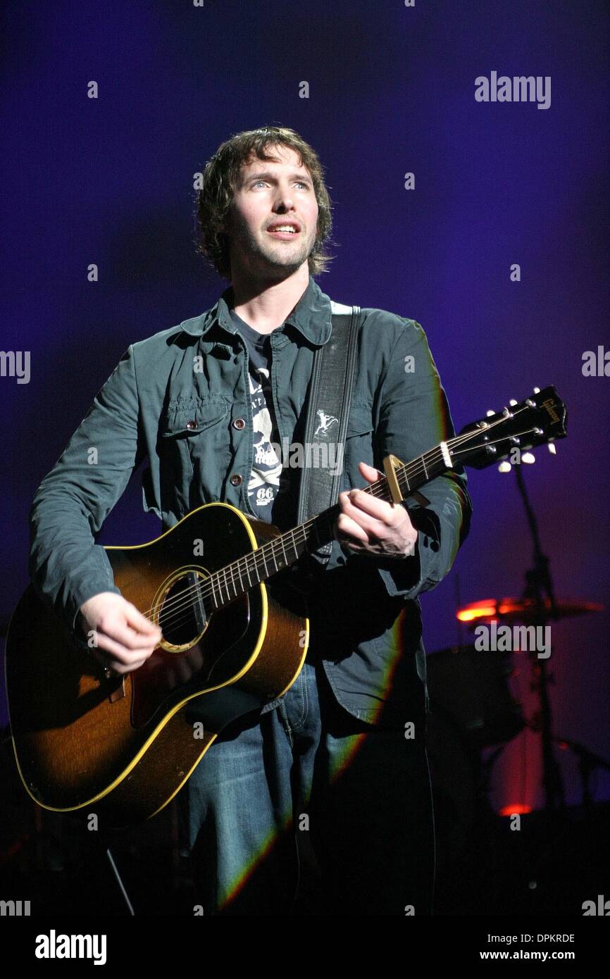 Feb. 20, 2006 - London, United Kingdom - K46890.JAMES BLUNT-LIVE CONCERT-BRIXTON ACADEMY, BRIXTON, LONDON, UK  02-18-2006. CHRIS AUBREY- LINK-   JAMES BLUNT(Credit Image: © Globe Photos/ZUMAPRESS.com) Stock Photo