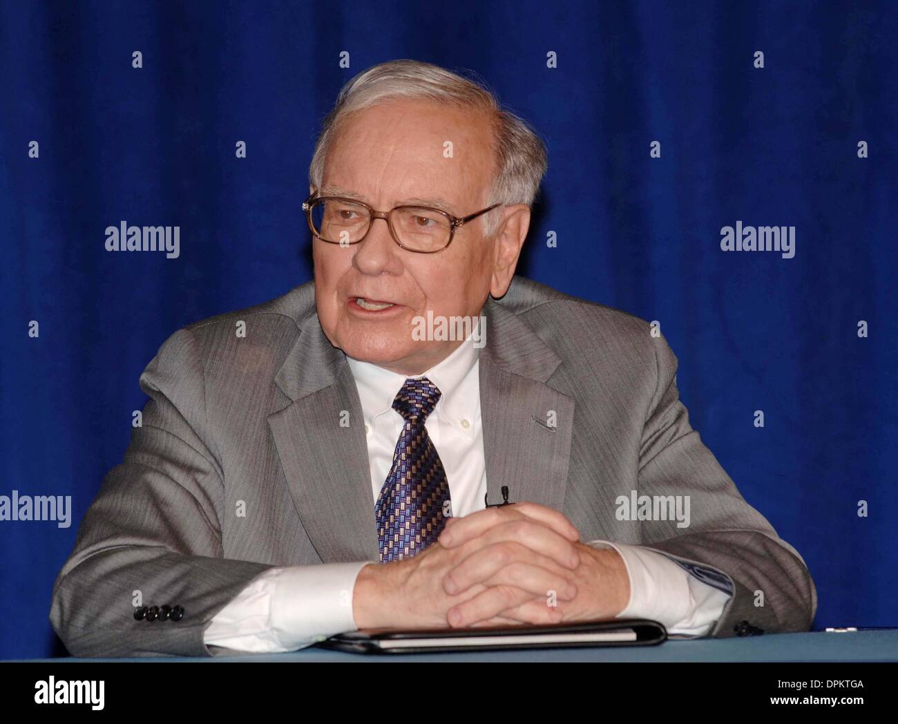 June 26, 2006 - New York, New York, USA - Warren Buffet has pledged 10 million   class B shares of Berkshire Hathaway Corp. to the Bill and Melinda Gates Foundation. (Valued at approx. 1B)  The press conference  took place at the Sheraton Hotel in Manhattan  on June 26, 2006..K48437AR. ANDREA RENAULT-   WARREN BUFFETT(Credit Image: © Globe Photos/ZUMAPRESS.com) Stock Photo