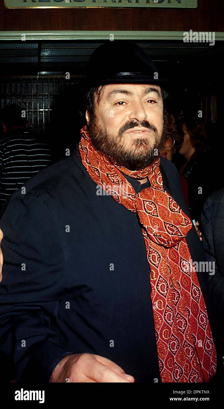 Aug. 16, 2006 - Luciano Pavarotti. Bill Holz-    1982.LUCIANOPAVAROTTIRETRO(Credit Image: © Globe Photos/ZUMAPRESS.com) Stock Photo