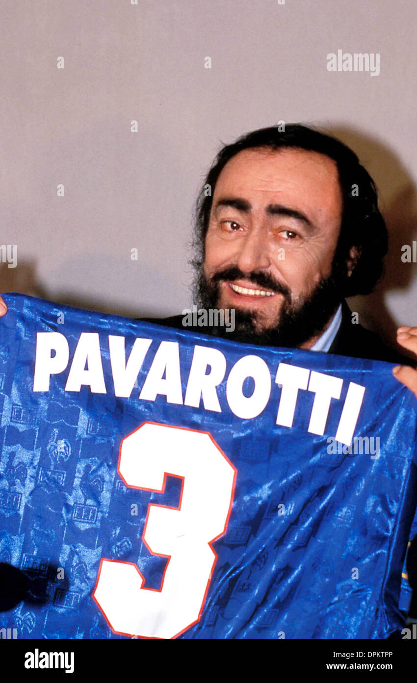 Aug. 17, 2006 - K11195.Luciano Pavarotti. Antoine Serra - Imapress -    LUCIANOPAVAROTTIRETRO(Credit Image: © Globe Photos/ZUMAPRESS.com) Stock Photo