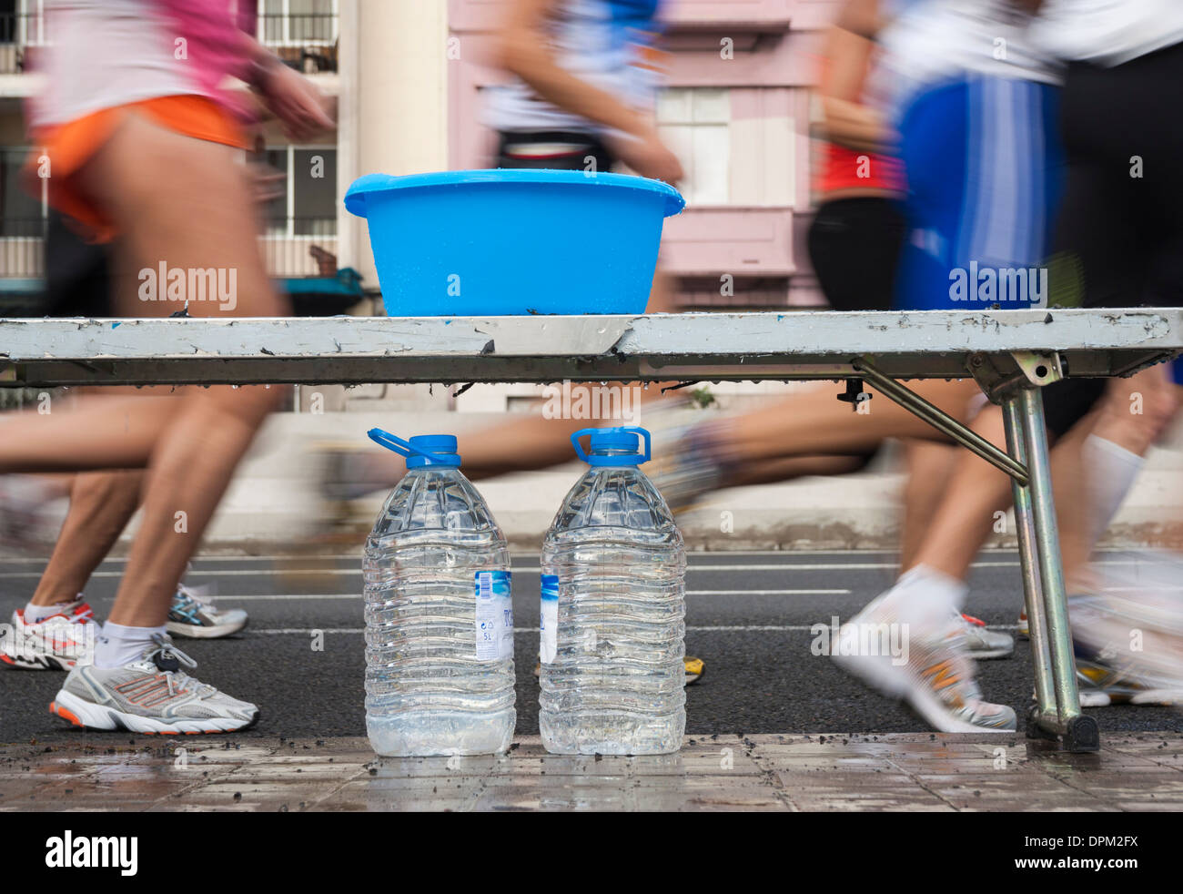 Water station at city marathon Stock Photo Alamy
