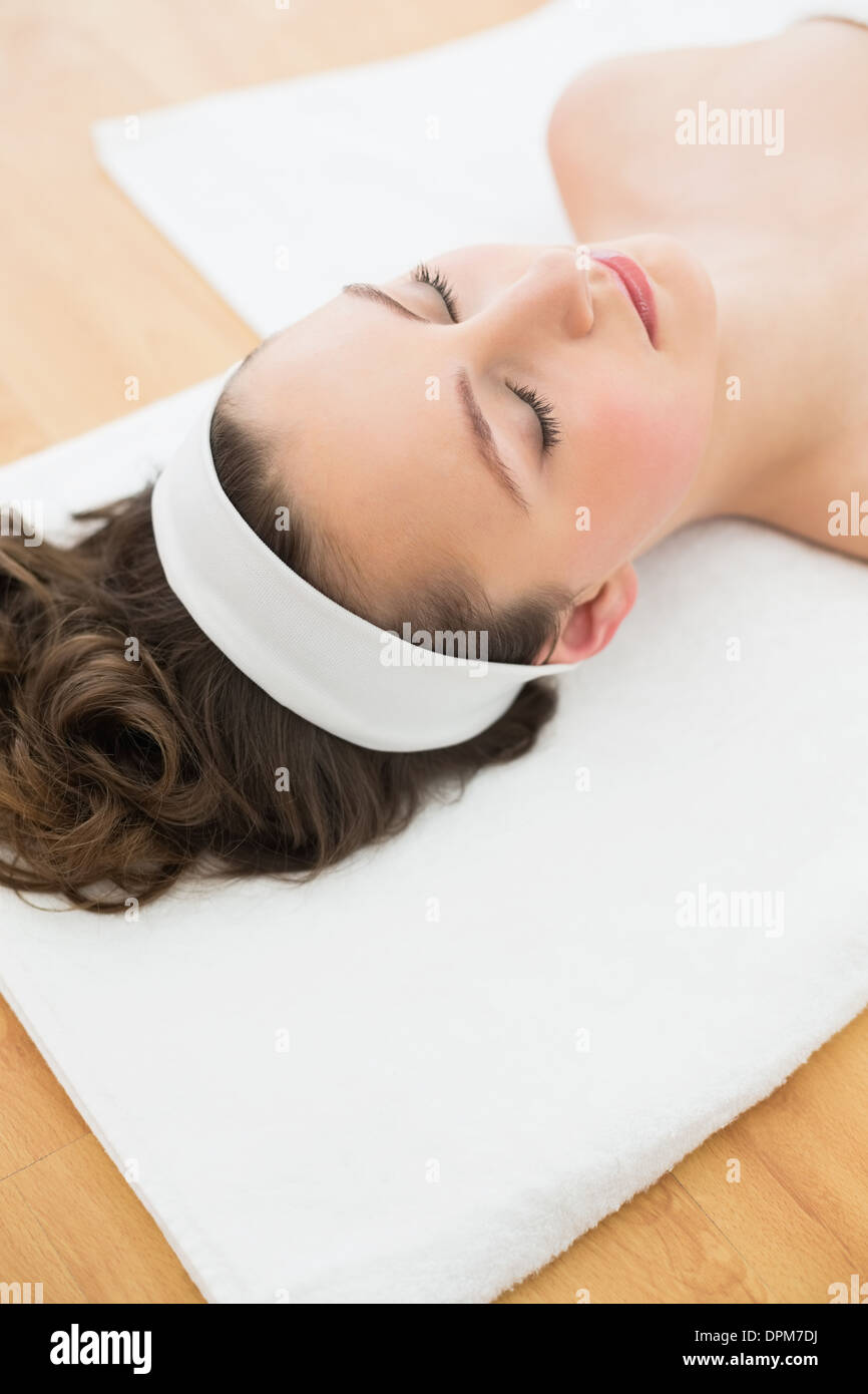 Brunette lying with eyes closed in beauty salon Stock Photo - Alamy
