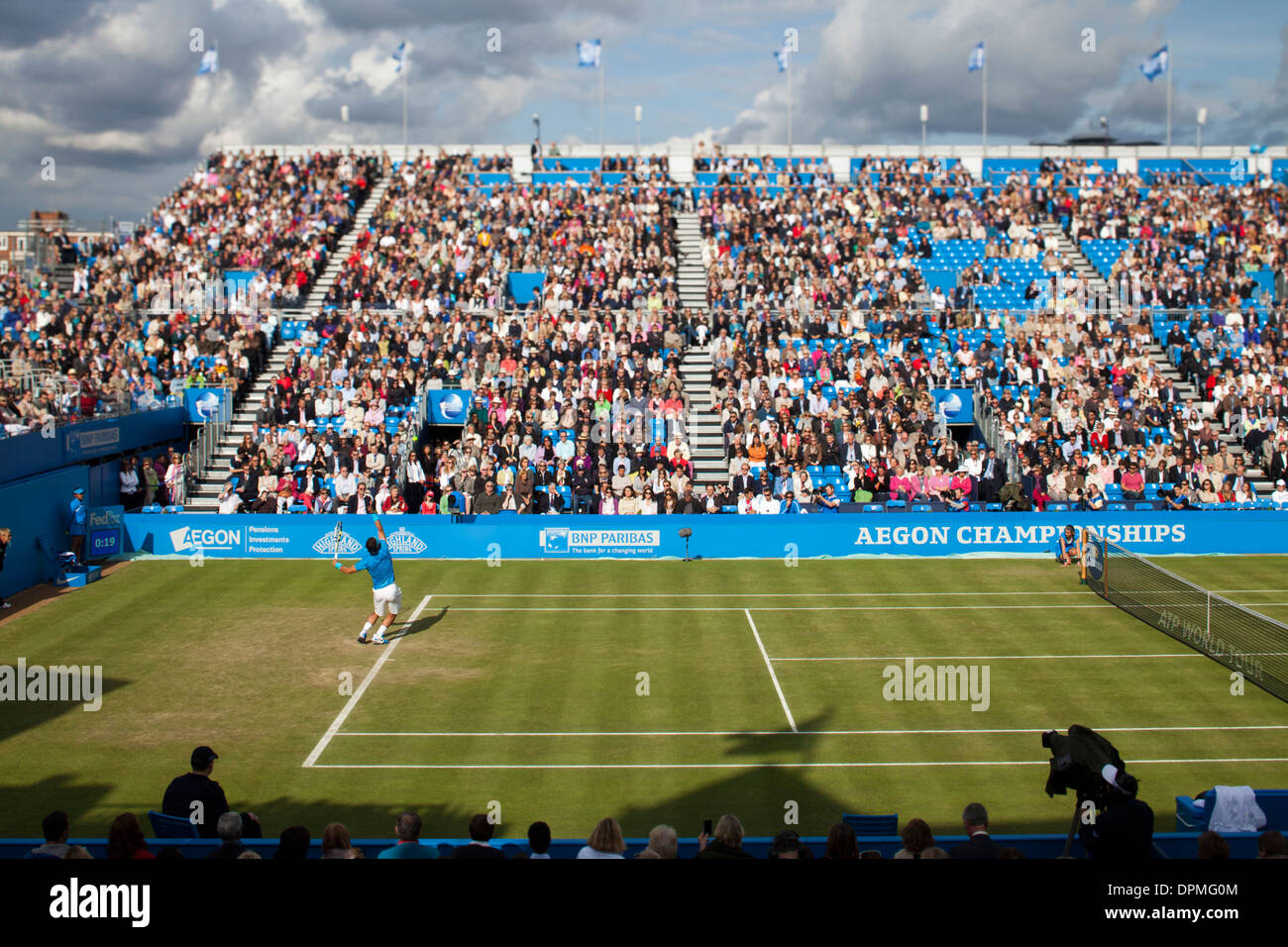 Andy Murray serving at the Queen's Club tennis tournament Stock Photo