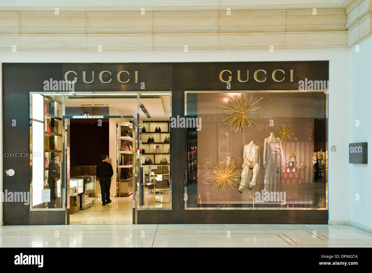 Forlænge Opiate Elskede Qatar, Doha, Villaggio shopping mall, Gucci Stock Photo - Alamy