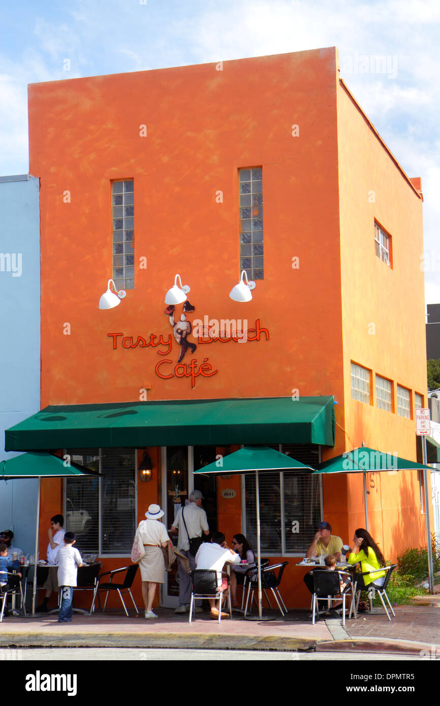 Miami Beach Floridatasty Beach Caferestaurant Restaurants Food Dining Cafe Cafesal Fresco Sidewalk Outside Tablestablesumbrellascustomersfl1312 Stock Photo - Alamy