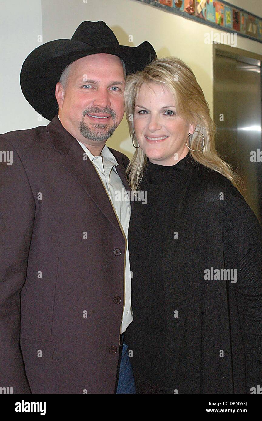 Trisha yearwood and garth brooks hi-res stock photography and images - Page  3 - Alamy, image size:864x1390