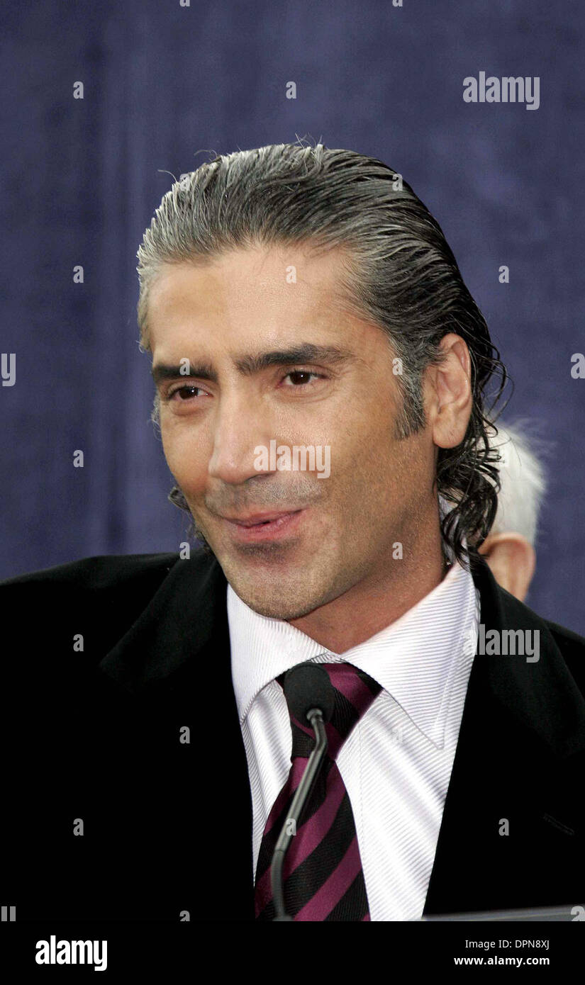 12 and Holding | Movie 2006, image size:825x1390