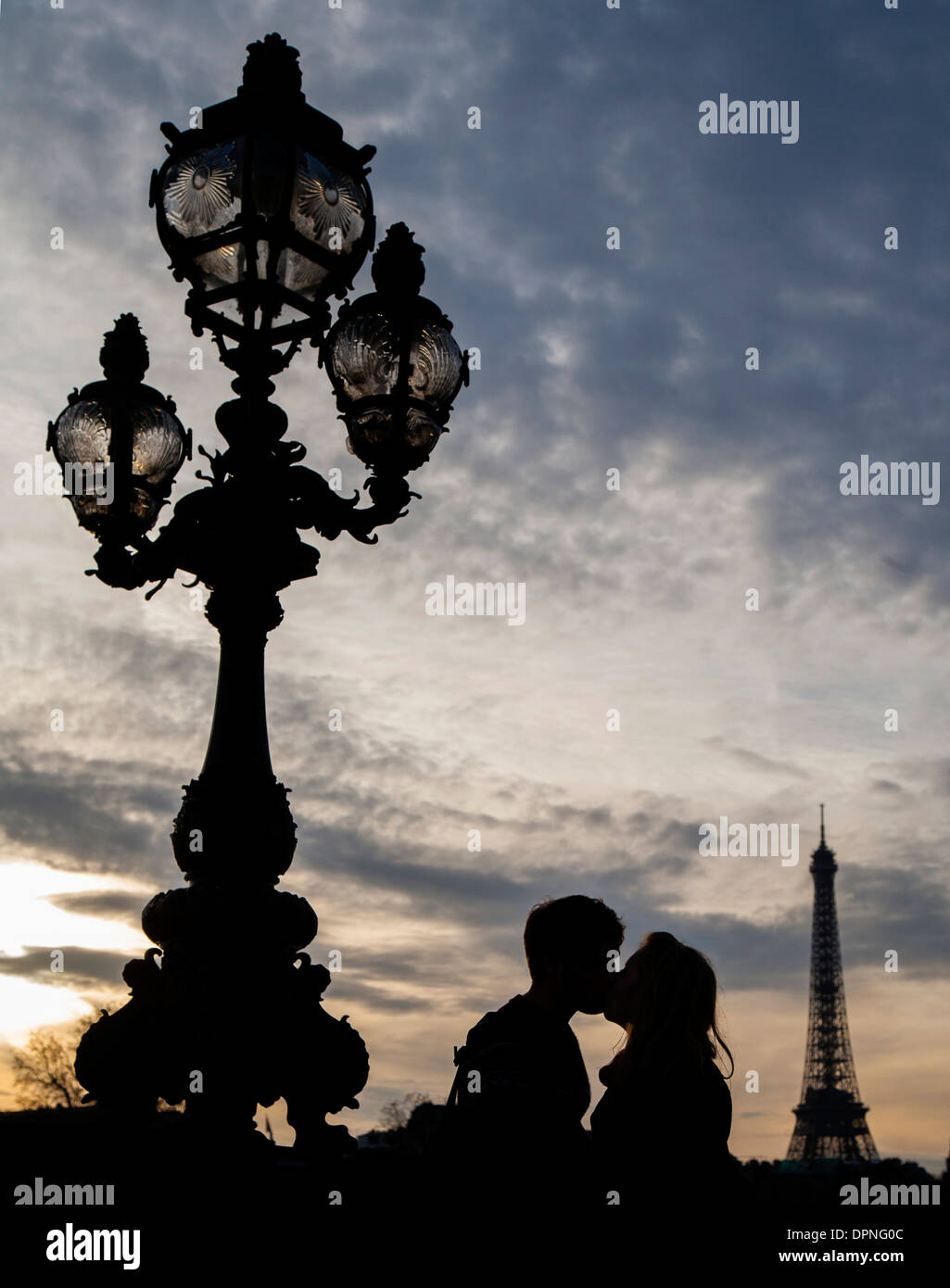 Couple kissing silhouette hi-res stock photography and images - Alamy