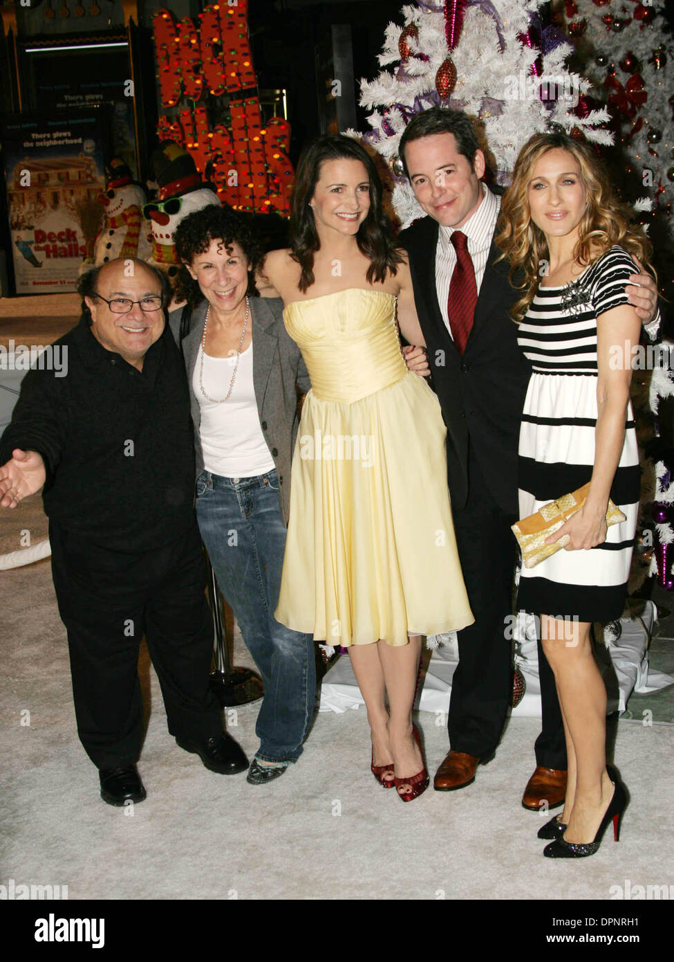 Nov. 12, 2006 - Hollywood, CALIFORNIA, USA - DANNY DEVITO, RHEA PERLMAN, KRISTIN DAVIS, MATTHEW BRODERICK, SARAH JESSICA PARKER -.DECK THE HALLS - PREMIERE -.GRAUMAN'S CHINESE THEATER, HOLLYWOOD, CALIFORNIA - .11-12-2006 -. NINA PROMMER/   2006.K50559NP(Credit Image: © Globe Photos/ZUMAPRESS.com) Stock Photo