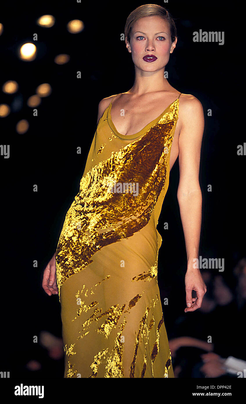 Dec. 12, 2005 - K4492RHART.DONNA KARAN 1996 FALL FASHION