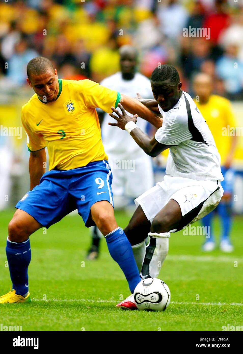 June 27, 2006 - Signal Iduna Park, DORTMUND, GERMANY - K48442.WORLD CUP SOCCER , GHANA VS BRAZIL, .WORLD CUP STADIUM, DORTMUND, GERMANY. .06-27-2006. STEWART KENDALL /   /    2006.RONALDO AND SULLEY MUNTARI.(Credit Image: © Globe Photos/ZUMAPRESS.com) Stock Photo
