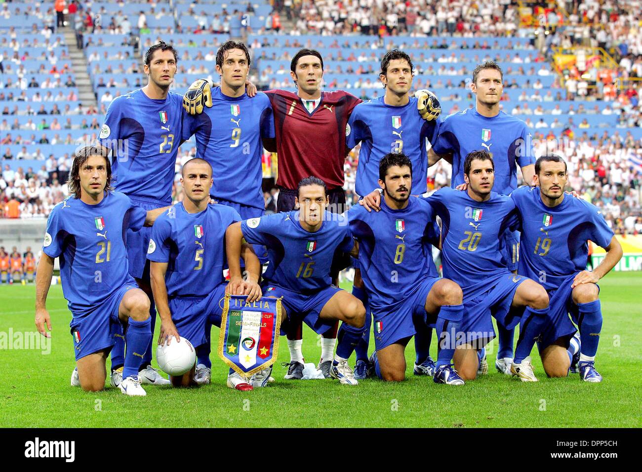 July 5, 2006 - World Cup Stadium, DORTMUND, GERMANY - ITALIAN TEAM GROUP.GERMANY V ITALY.K48508 .WORLD CUP SOCCER WORLD CUP STADIUM IN DORTMUND, GERMAN.Y.07-04-2006. Richard Sellers /   /    2006.(Credit Image: © Globe Photos/ZUMAPRESS.com) Stock Photo