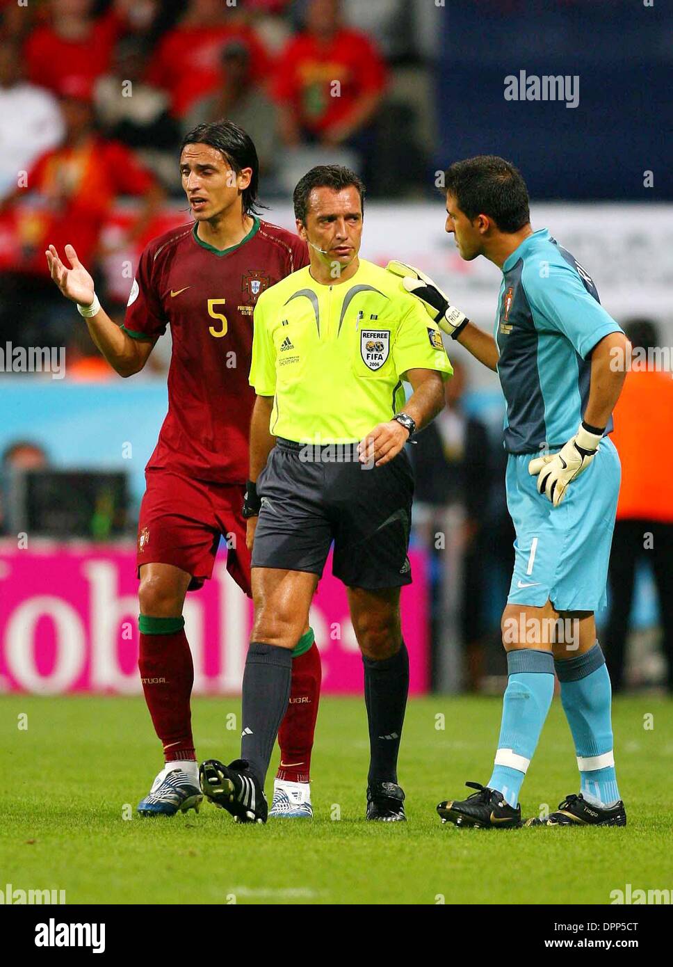 July 5, 2006 - Allianz Arena, MUNICH, GERMANY - K48510.World Cup Soccer, .PORTUGAL V FRANCE..World Cup Stadium, Munich, Germany..07-05-2006.meira & ricardo dispute penalty decision with referee. Stewart Kendall /   /    2006.(Credit Image: © Globe Photos/ZUMAPRESS.com) Stock Photo